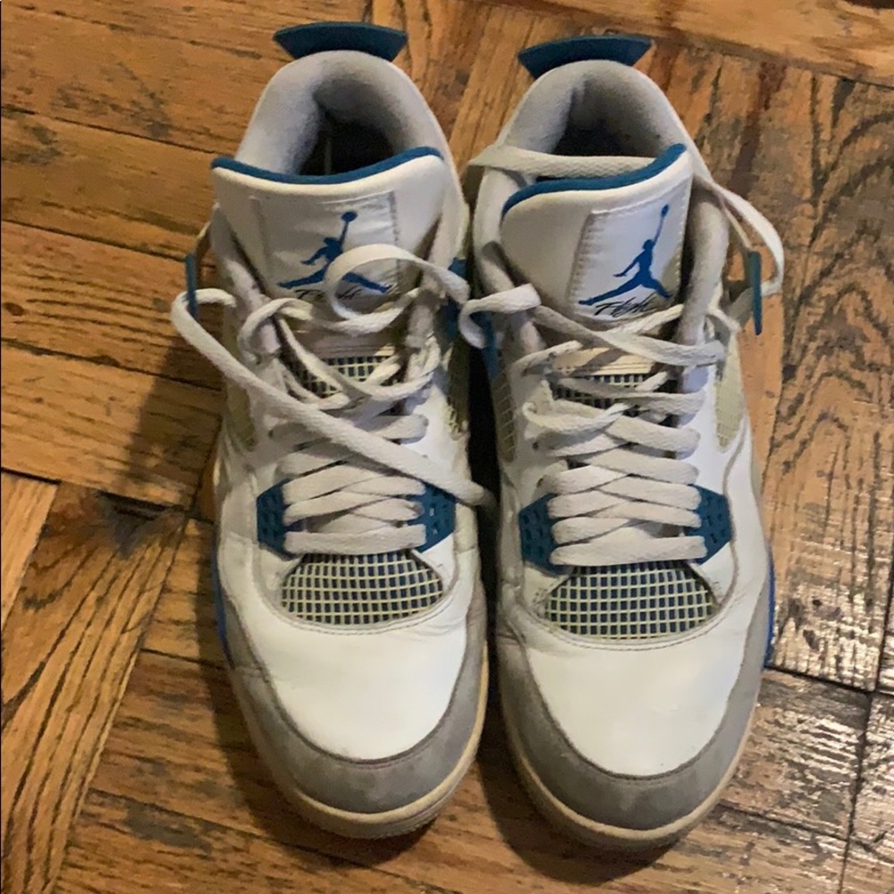 Jordan Military 4s is size 10